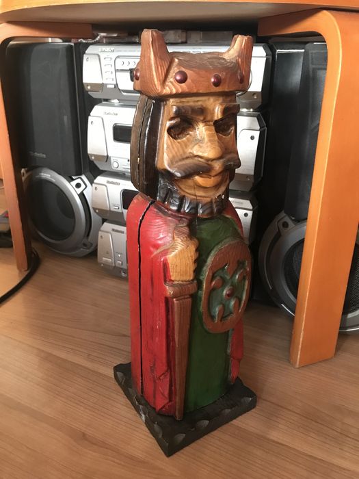 Cutie veche sculptata pentru sticle de vin