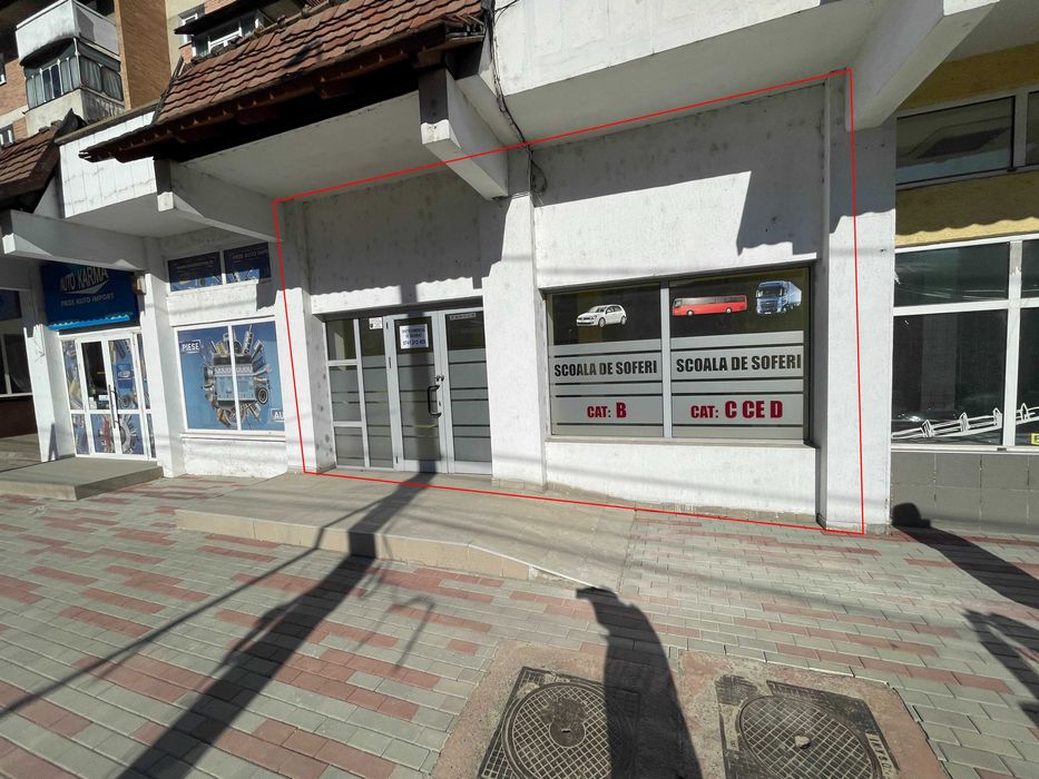 Inchiriez spatiu comercial B-dul Decebal Piatra Neamt 186mp