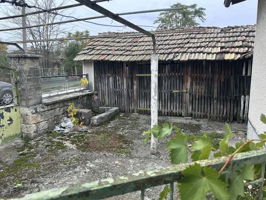 Къща с двор  с. Брестак, обявата е от собственик