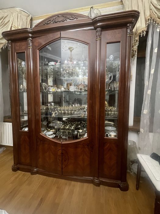 Сервант шкаф витражный для посуды Италия