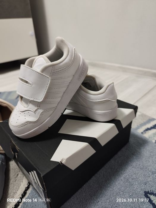 Яке и маратонки Adidas