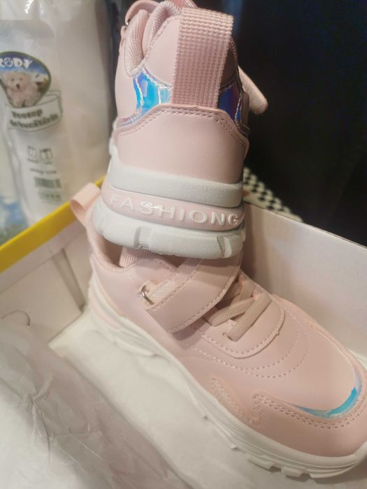 adidasi fetite ,marimea 32,culoare roz,noi in ambalajul original