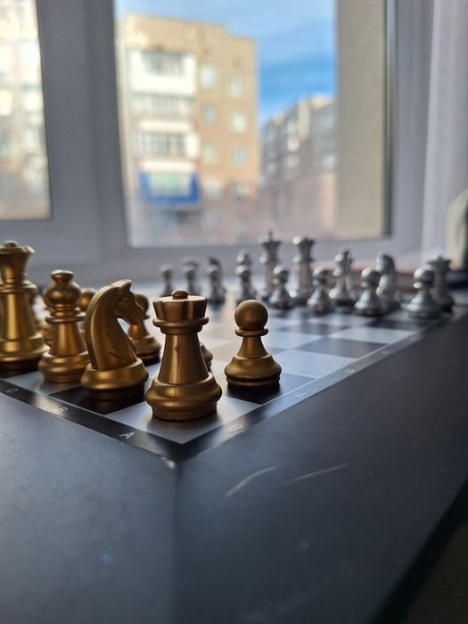 Шахматный доска, фигурки все есть