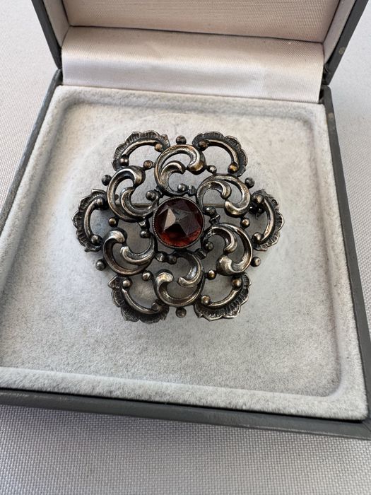 Brosa din argint si granat fatetat