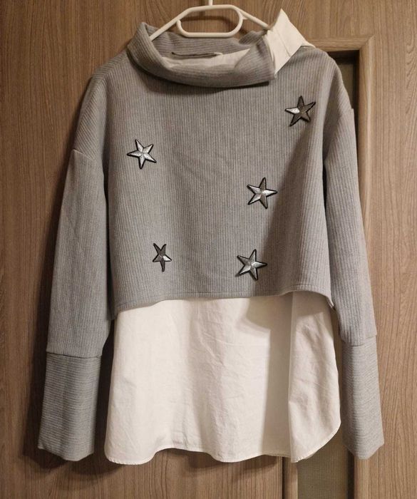 Bluză stylish 2 în 1 gri cu cămașă albă.