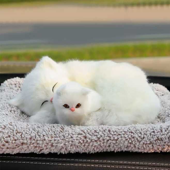 Игрушка-антистресс котик на подушке — мягкий подарок