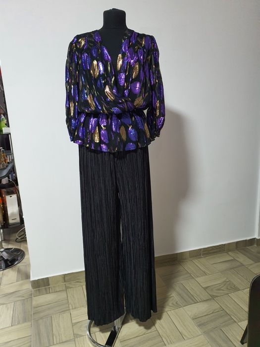 Set format din top din tull cu insertii aurii și pantaloni plisati