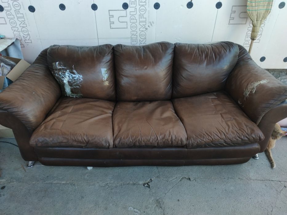 Продам раскладной кожаный диван.
