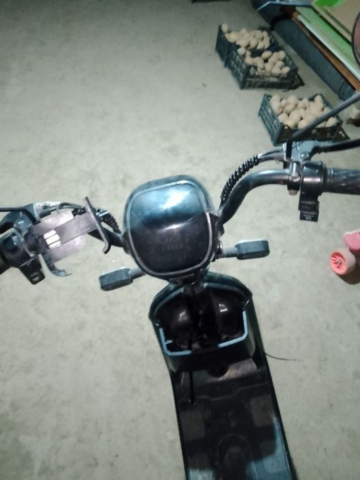 Skuter elektroniy