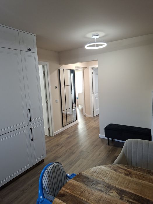 Vand apartament cu 4 camere