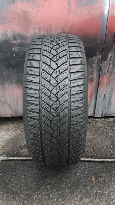 1бр. зимна гума 215/50/17 GoodYear Ultra Grip Performance 
dot22
6.8mm