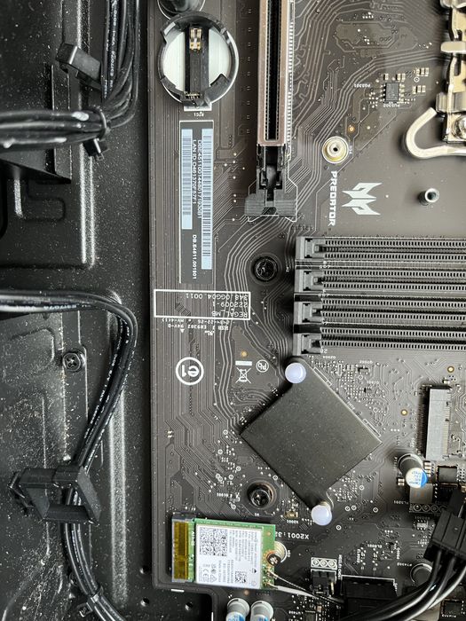 Кутия с дъно и захранване LGA1700