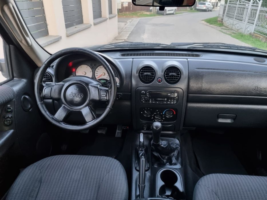 Vând Jeep Cherokee Sport Motor 2.5CRDi 4x4 cu reductor an 2002