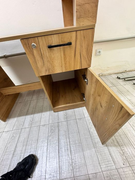 Маникюрный столик, напольные лампы