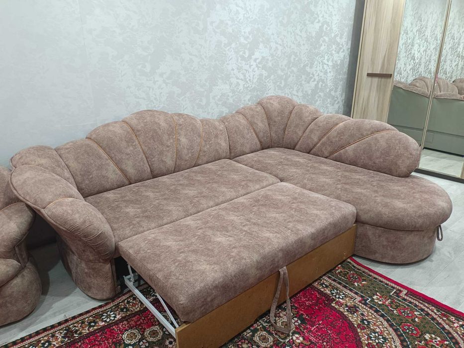 Продаётся красивый угловой диван!