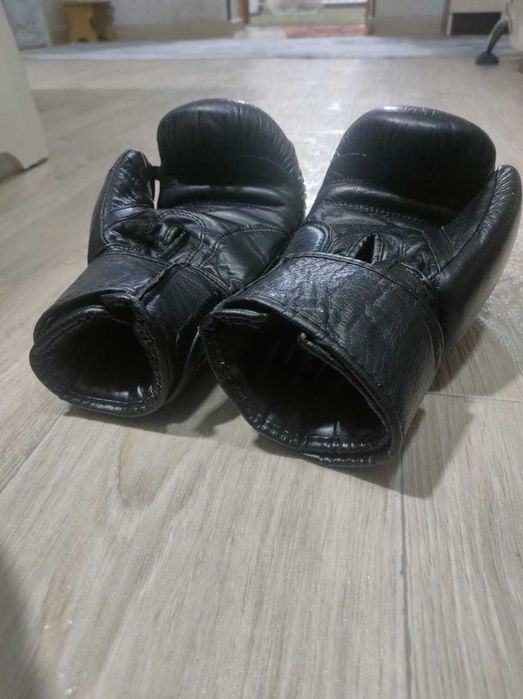Продам перчатки кожаные спортивные
