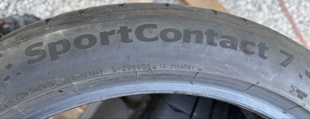 2бр 235/40/19 на 6мм с 23дот Континентал