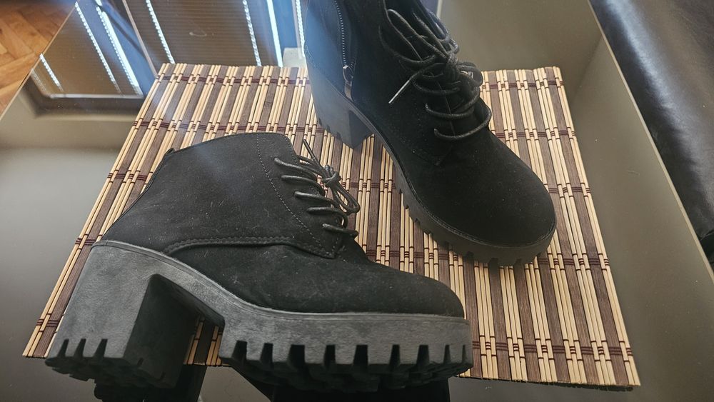 Продавам Дамски боти кожени 39ти номер нови