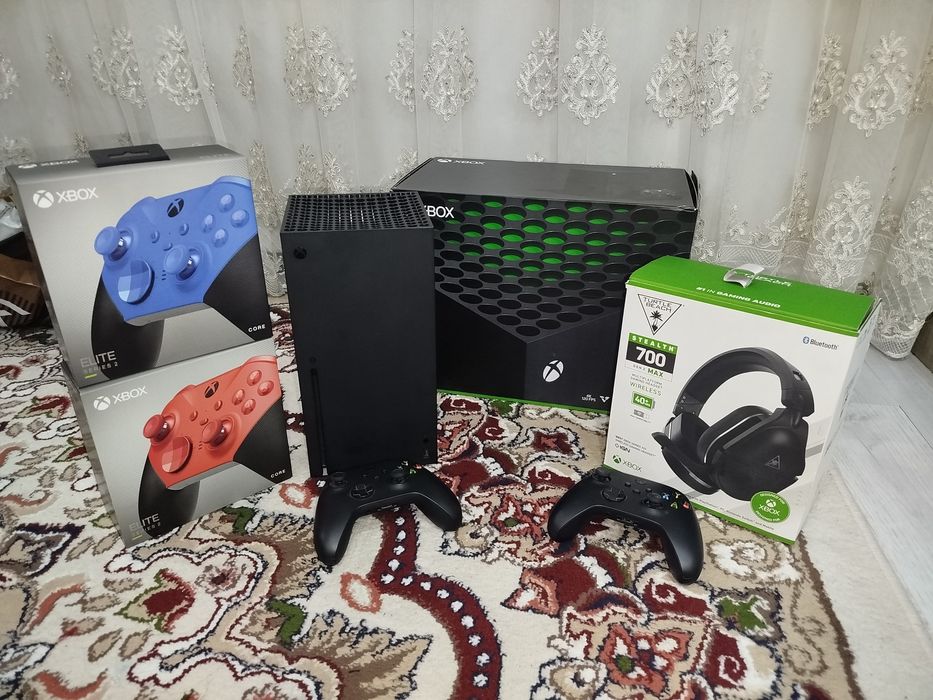 Продам Xbox series X 2 джойстик 2 elite series 2 джойстик и наушники.