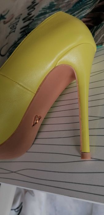 Нови дамски обувки на ток