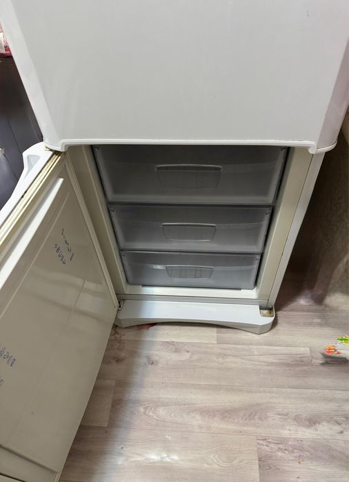 Продам холодильник (Indesit)