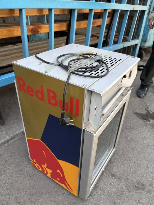 Продам холодильник Редбул