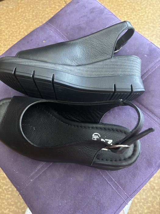 Нови черни дачски самдали на платформа от естествена кожа .