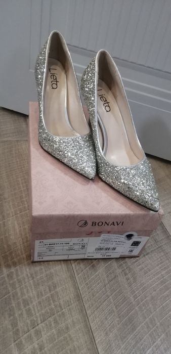 Туфли  усыпанные стразах