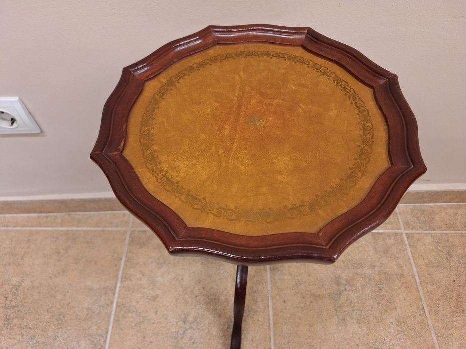 Помощна масичка с естествена кожа