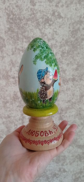 Деревянное яйцо на подставке