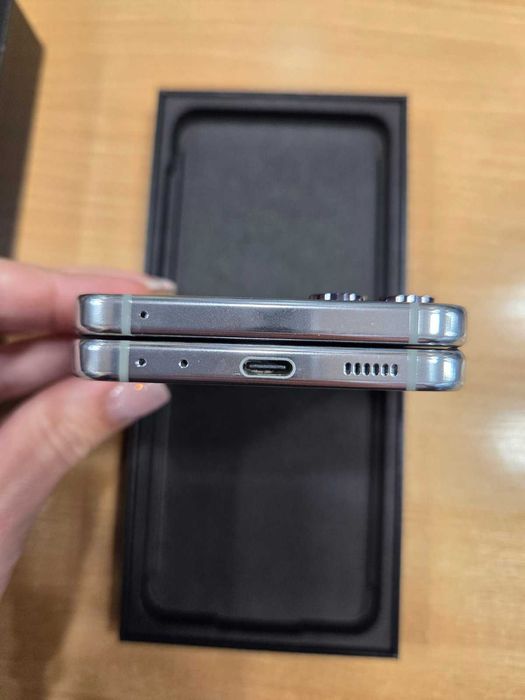 Galaxy Z Flip5  и  Galaxy Watch 4  - комплект ,  неразличими от нови