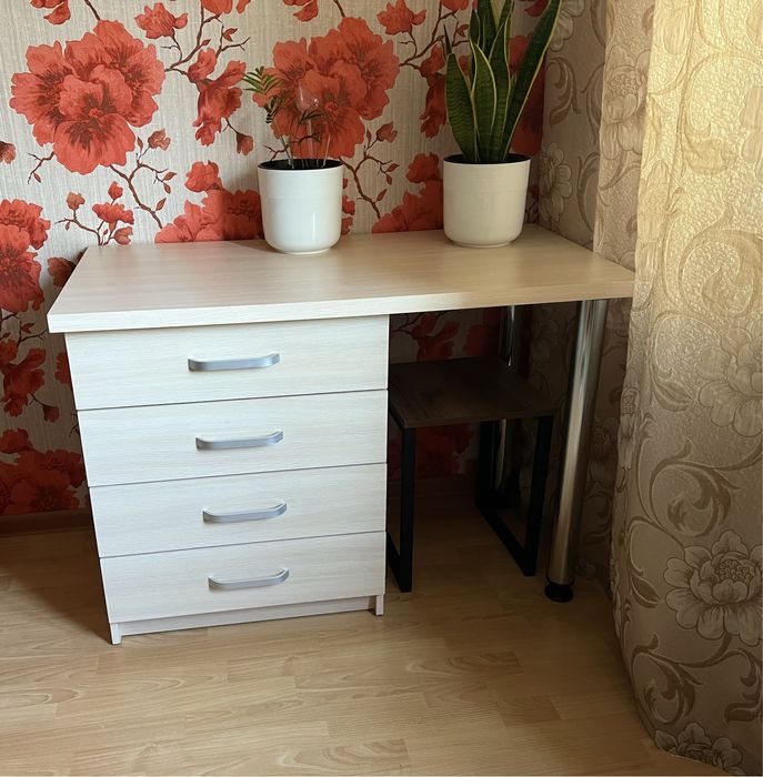 Стол комод 110см*55см*77см