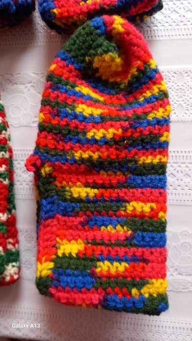 Предлагам красиви ръчно плетени вълнени чорапи