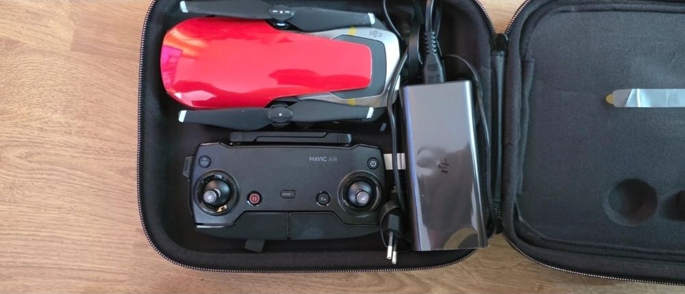 Vând Dronă profesională DJI Mavic Air NOU nefolosită!
În cutie originală, sigulată! Cumpărată din magazin autorizat Reprezentanța DJI! 
Bateria