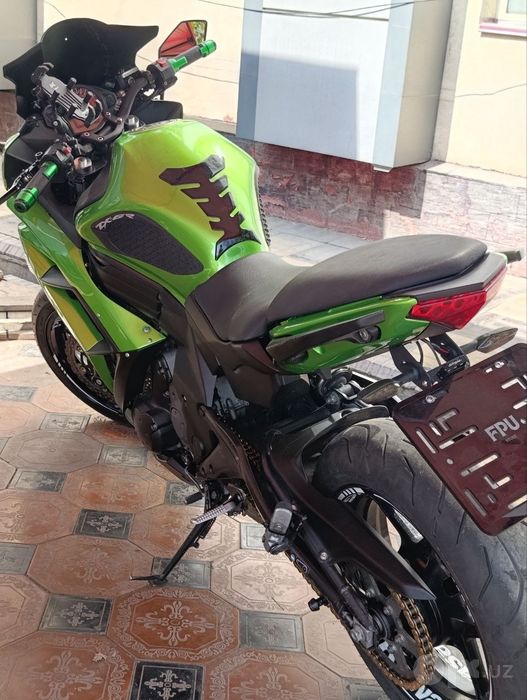 Правильно:

Продаётся мотоцикл Kawasaki ER-6F.