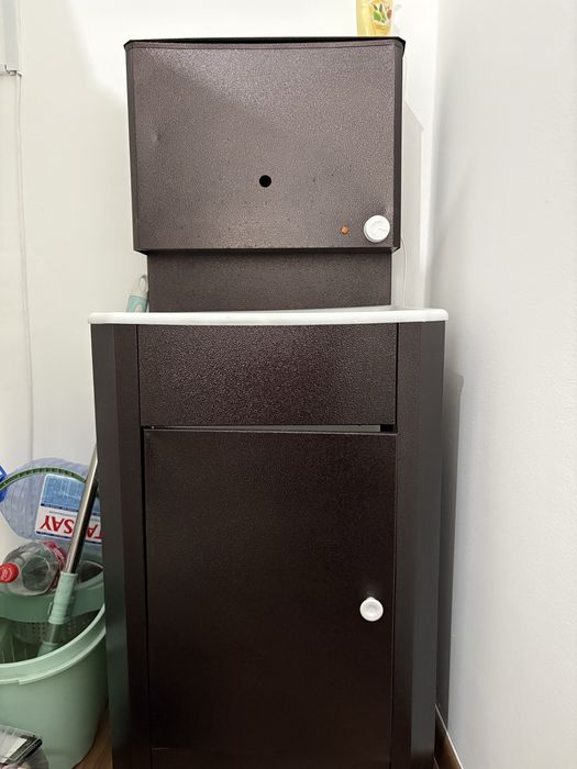 Умывальник коричневого цвета