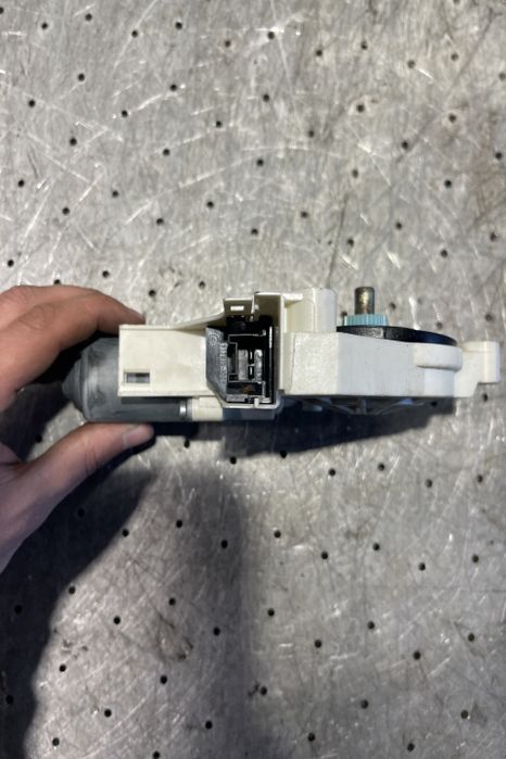 Motoras macara geam spate dreapta 8K0.959.812.A Volkswagen VW Touareg