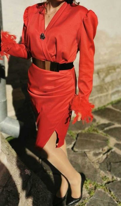 rochie rosie cu pene