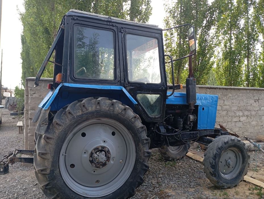 Belarus traktor sotiladi
