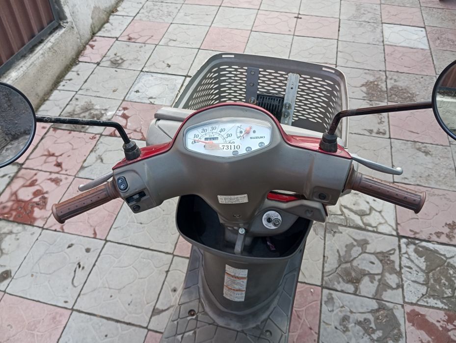 скутер Сузуки с корзиной