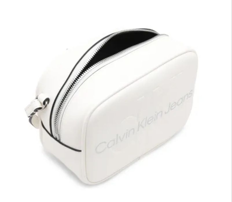 Оригинална чанта на Calvin Klein!