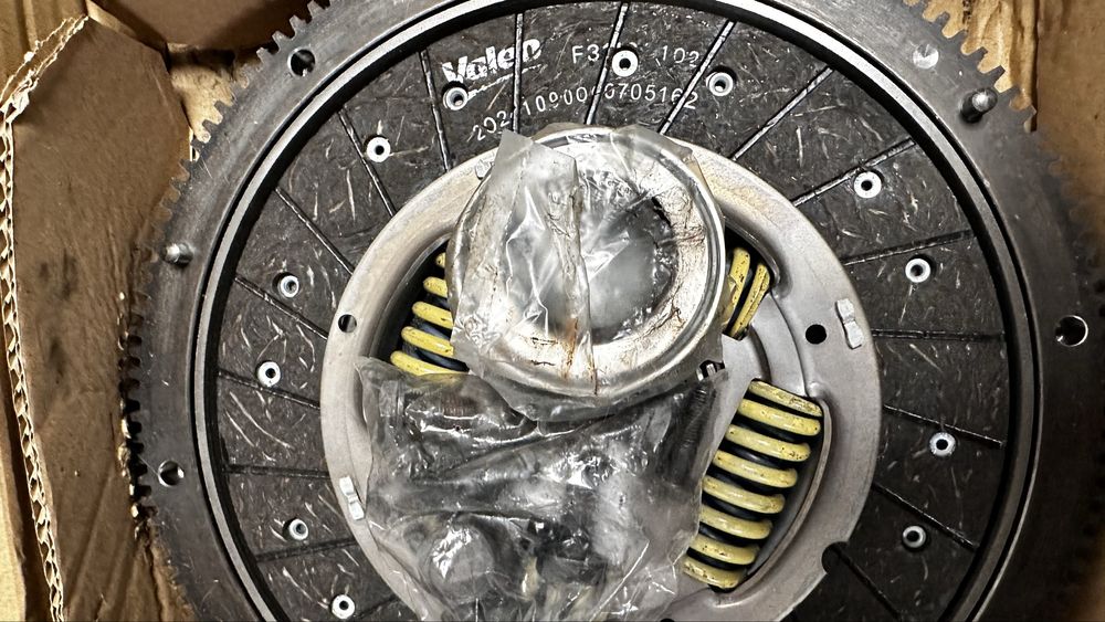 Продавам чисто нов комплект съединител с твърд маховик за VW Golf4