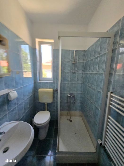 Casa individuala 7 camere+ apartament, 5 locuri de parcare. Sagului