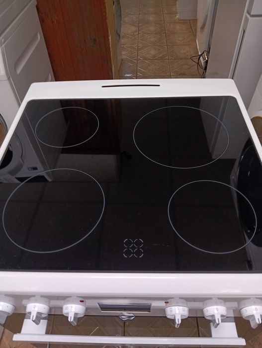 Като нова свободно стояща печка с керамичен плот Gram 2години гаранция