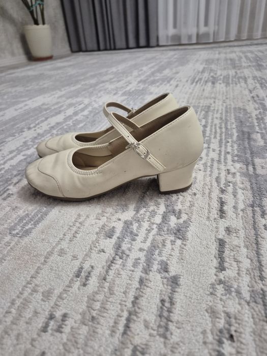 Продаётся одна пара туфель, танцевальных