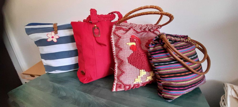 Genti diferite din material textil si genti/sacose tesute