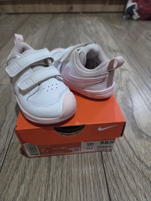 Обувки за момиче Nike
На Nike широк модел, номер 23.5, стелка около 14
