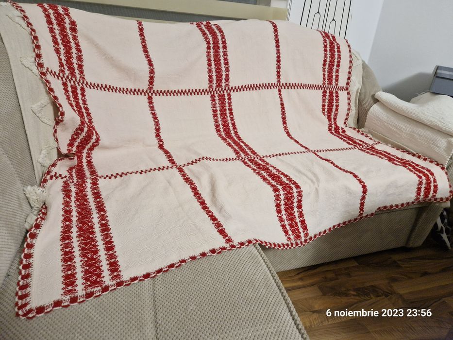 Fata de masa traditionala țesuta la razboi