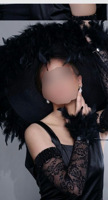 Шапка черна фотосесия с пера