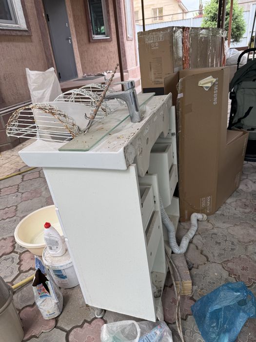 Шкаф с умывальником и со  смесителем